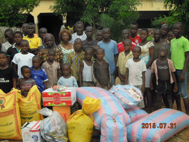 Accueil avec les enfants dans la cour