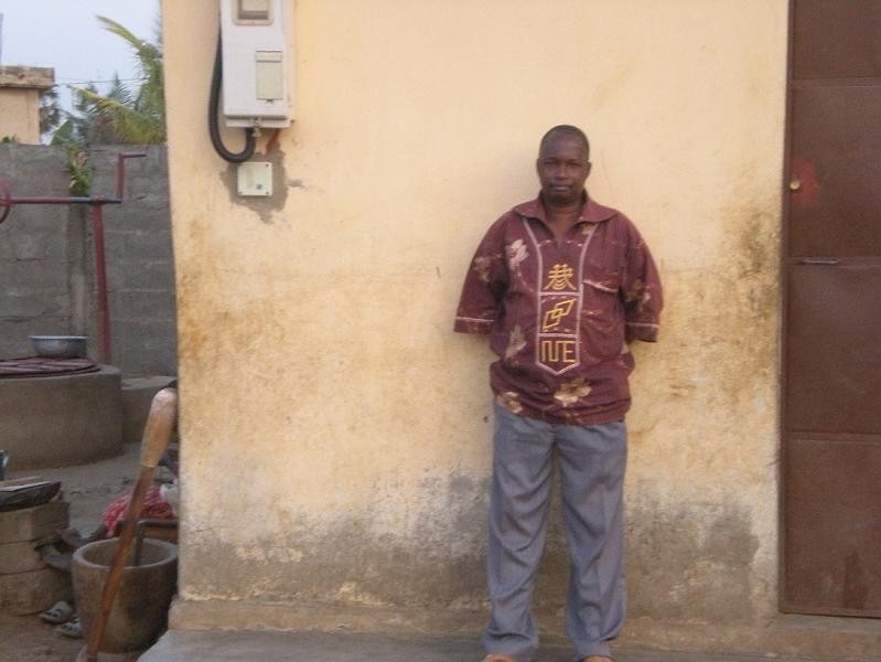Visiteur devant un bâtiment