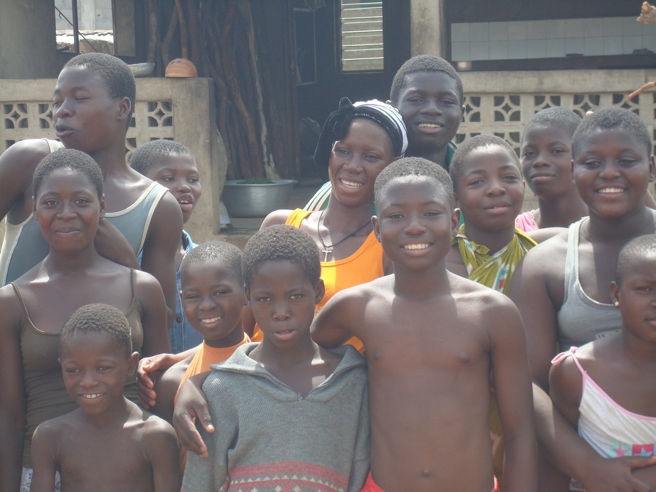 Enfants dans la cour