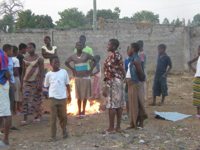 Enfants dans la cour du foyer