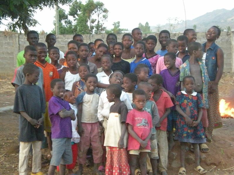 Groupe d’enfants devant le foyer