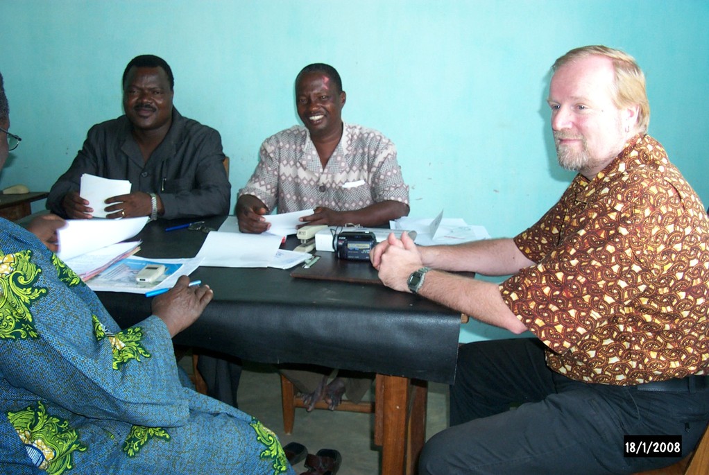 Réunion du comité autour d’une table