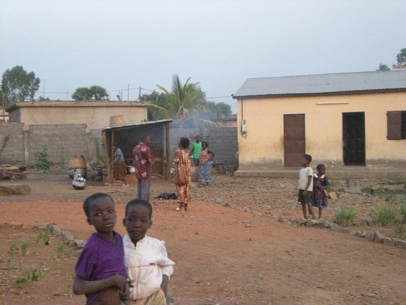 Enfants dans la cour du foyer