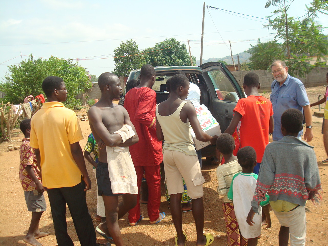 Visite dans la cour du foyer