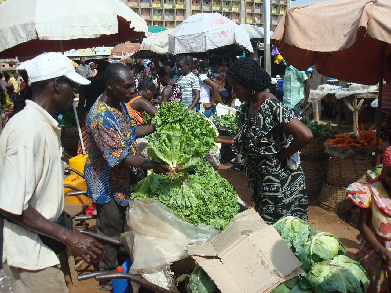 Étal de chaussures au marché