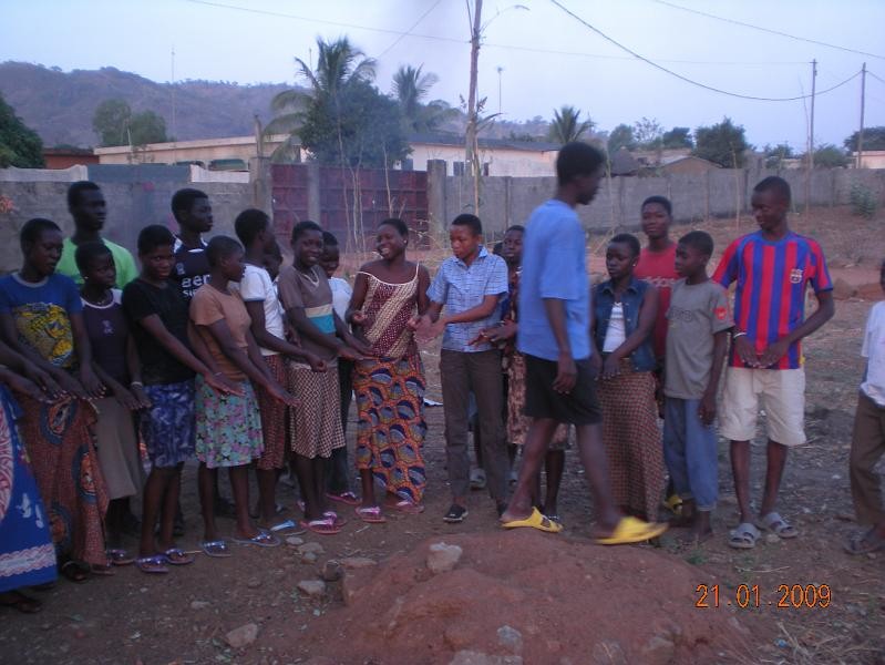 Groupe réuni au coucher du soleil