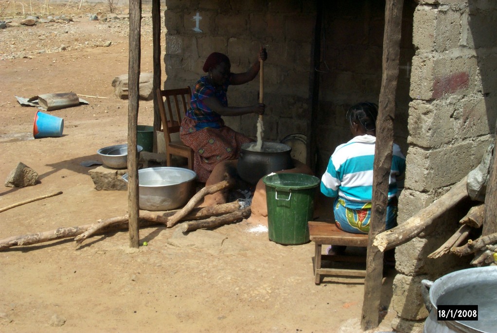 Enfant assis devant un bâtiment