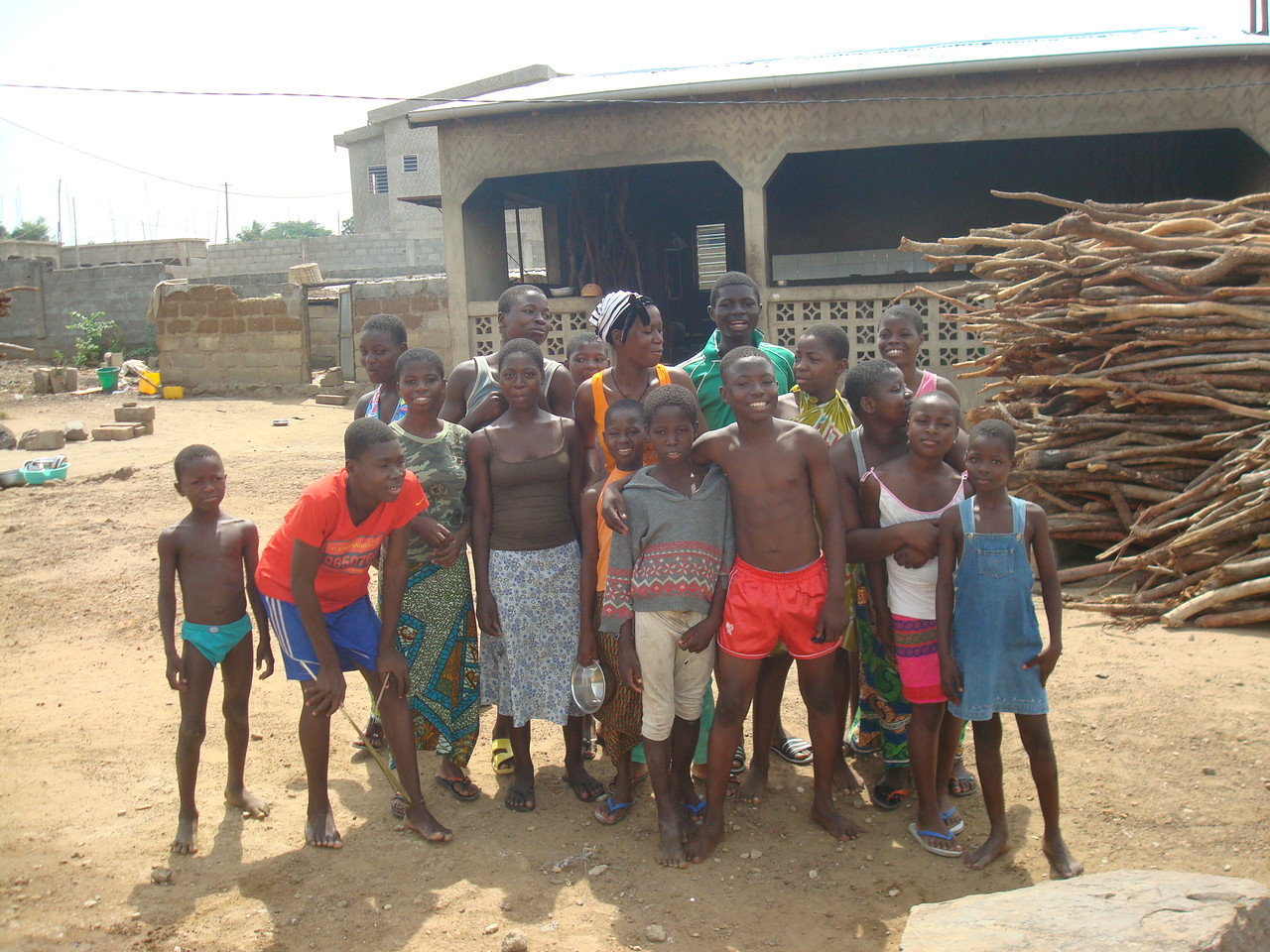 Groupe devant le bâtiment et le bois