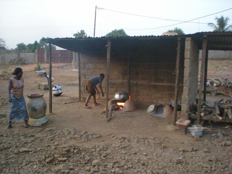 Cour et abri du foyer