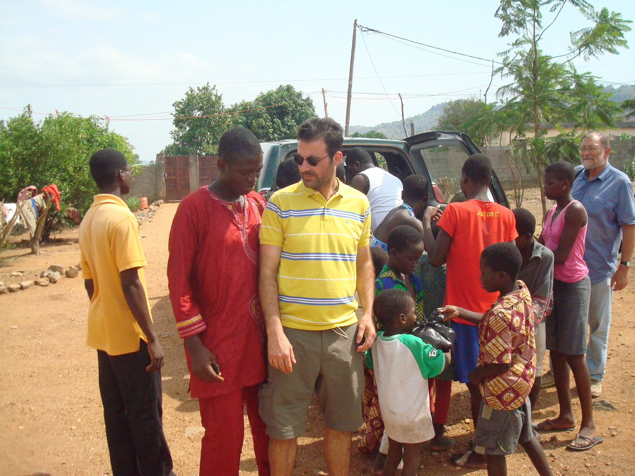 Enfants autour d’un visiteur