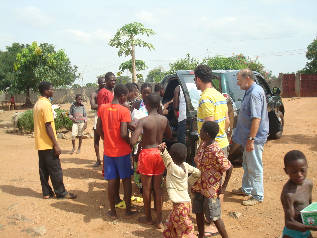 Groupe d’enfants dans la cour