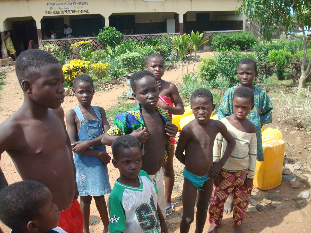Enfants rassemblés dans la cour