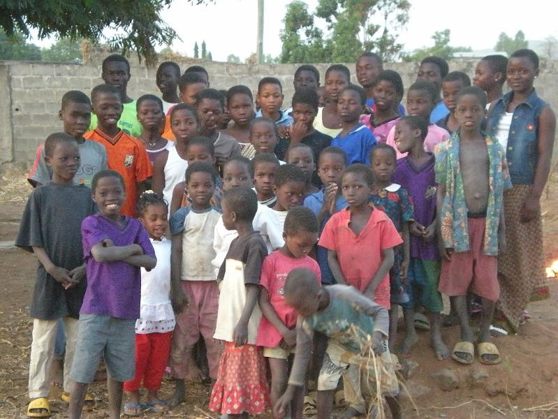 Grand groupe d’enfants