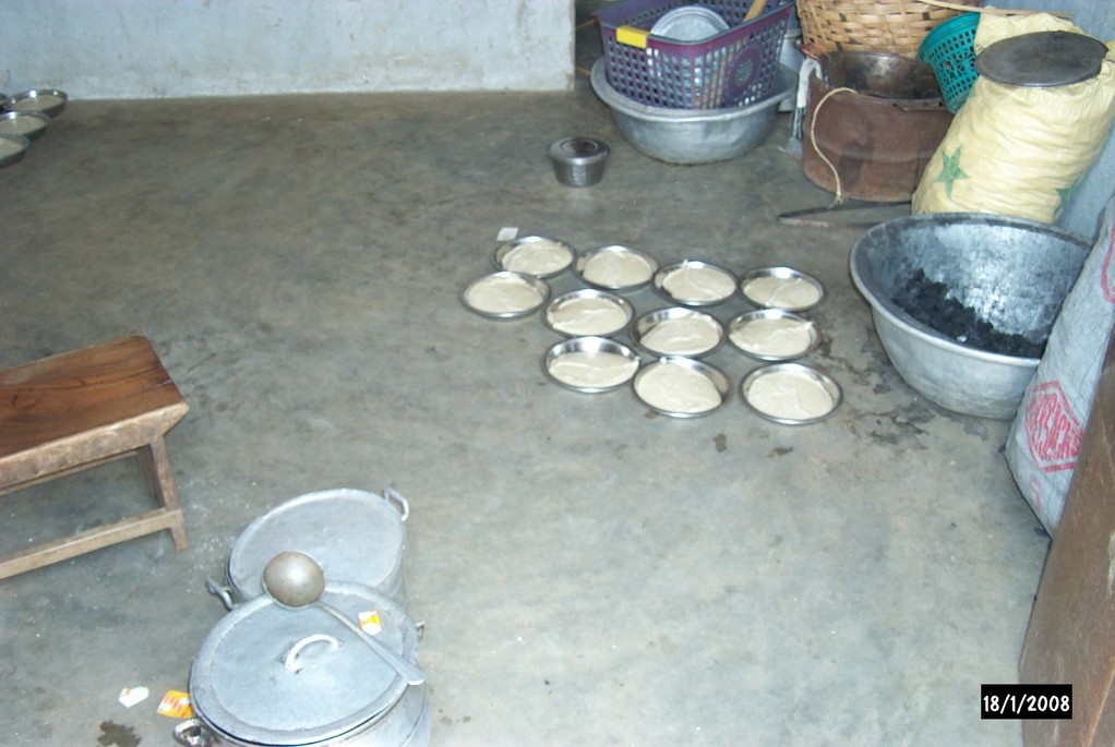 Ustensiles de cuisine au sol