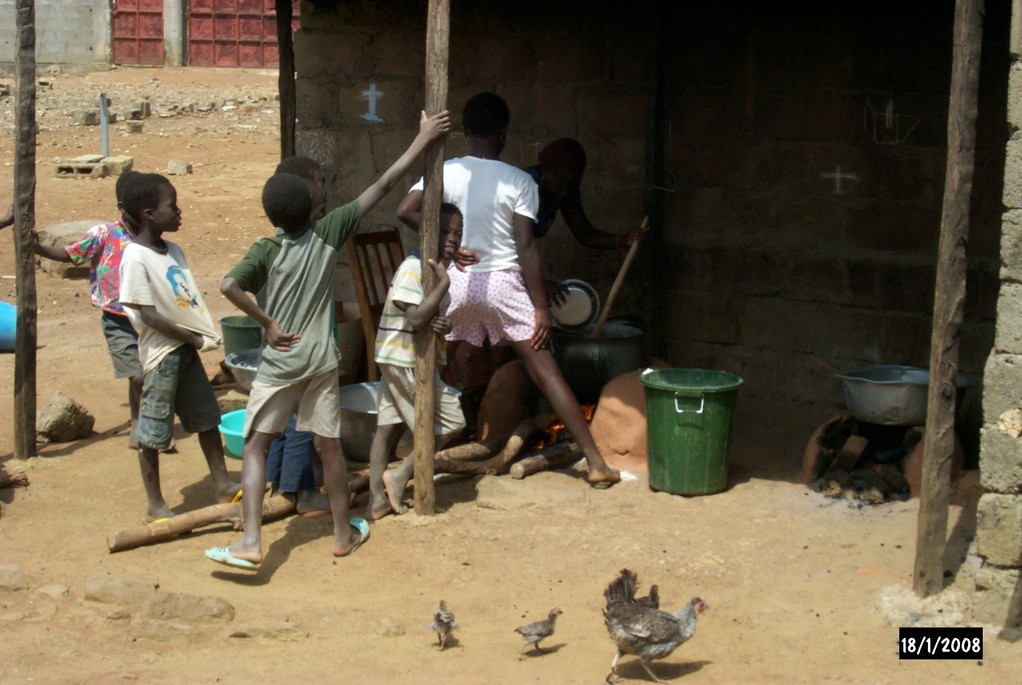 Enfants jouant près des dortoirs