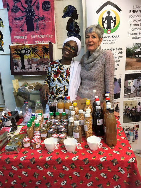 Bénévoles derrière les produits du stand