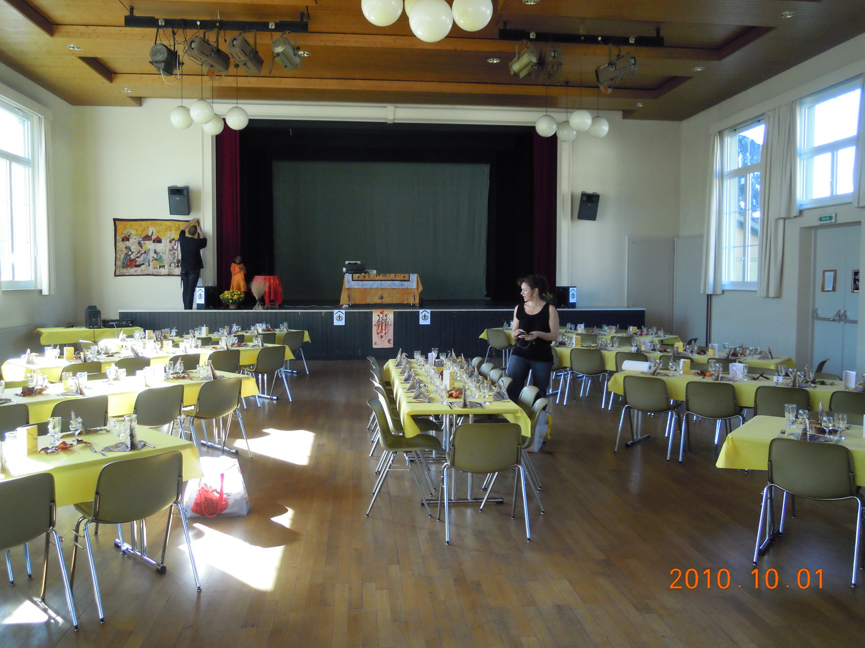 Salle dressée pour le repas
