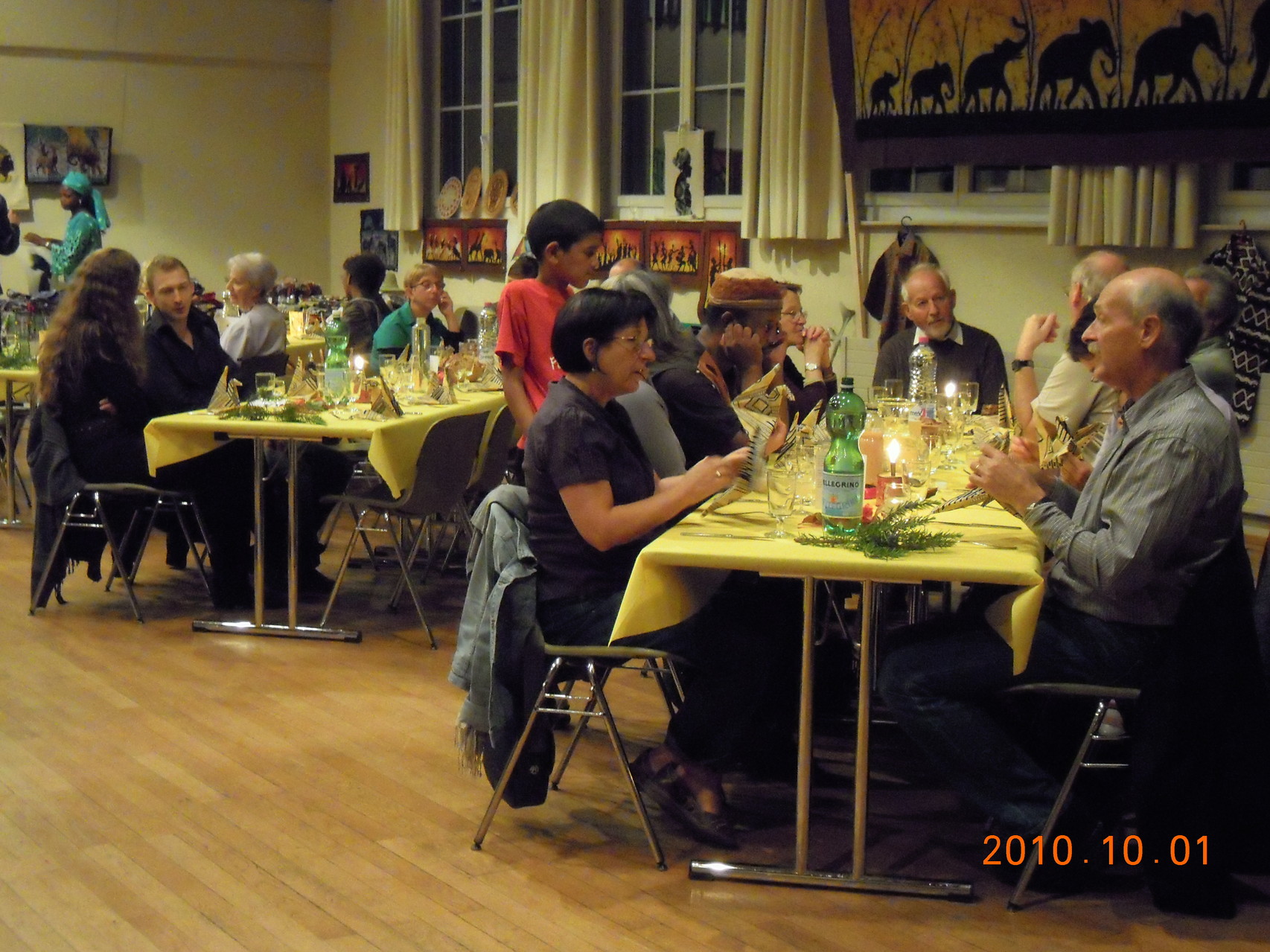 Bénévoles à table