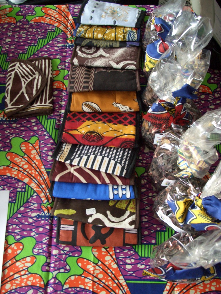 Textiles colorés sur une table