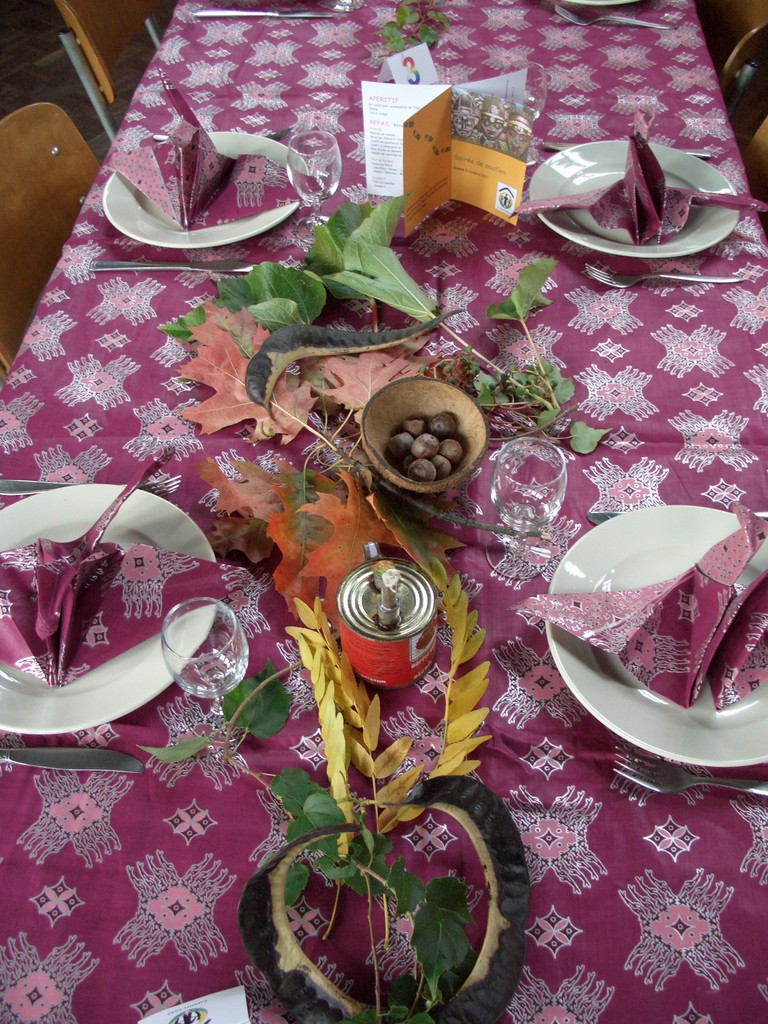 Table dressée dans la salle