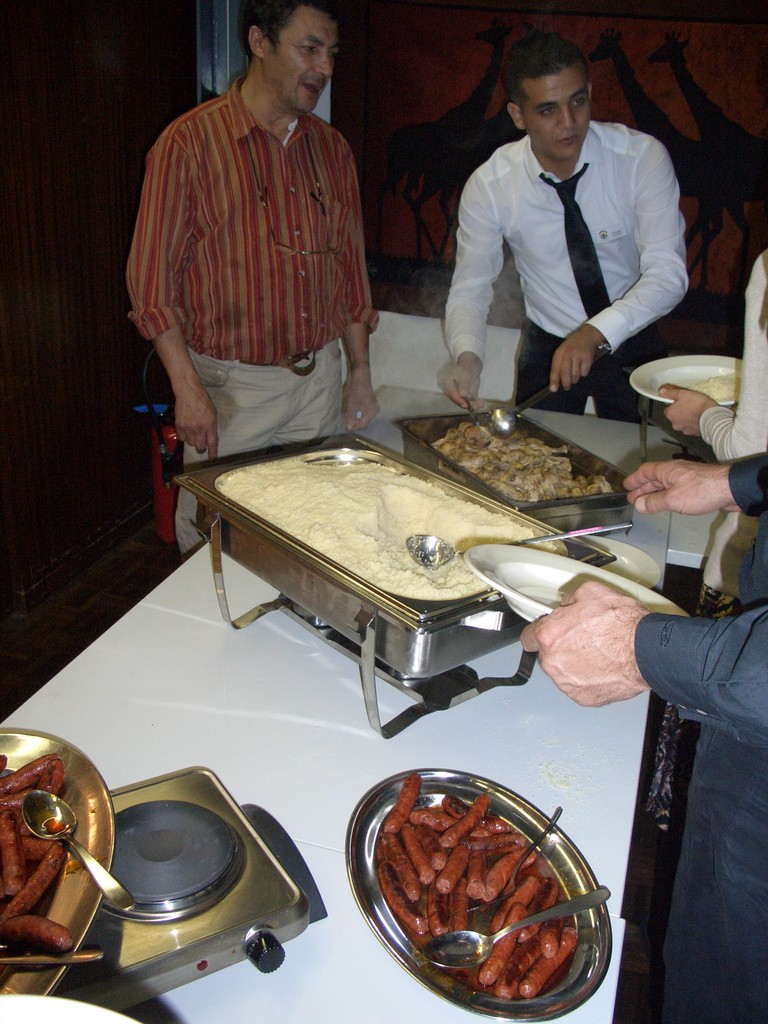 Bénévoles avec un plateau