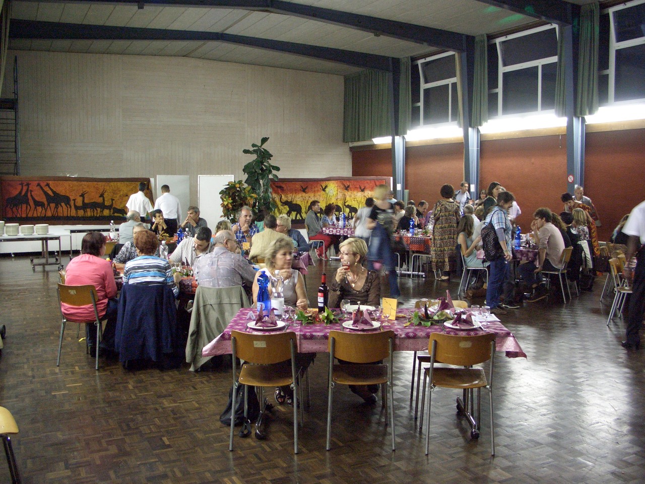 Convives dans la salle