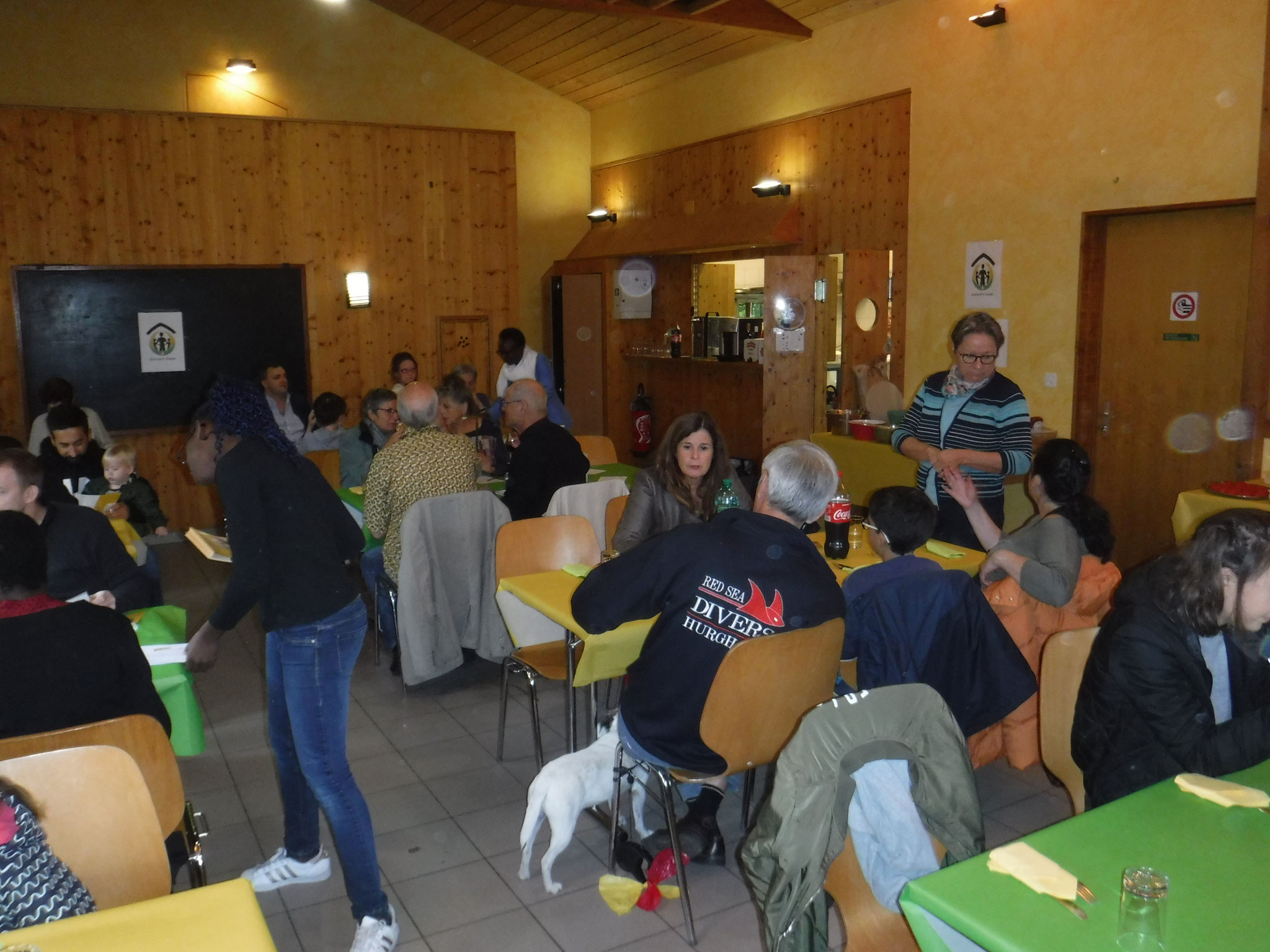 Convives dans la salle