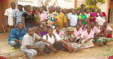 Photo de groupe devant le foyer